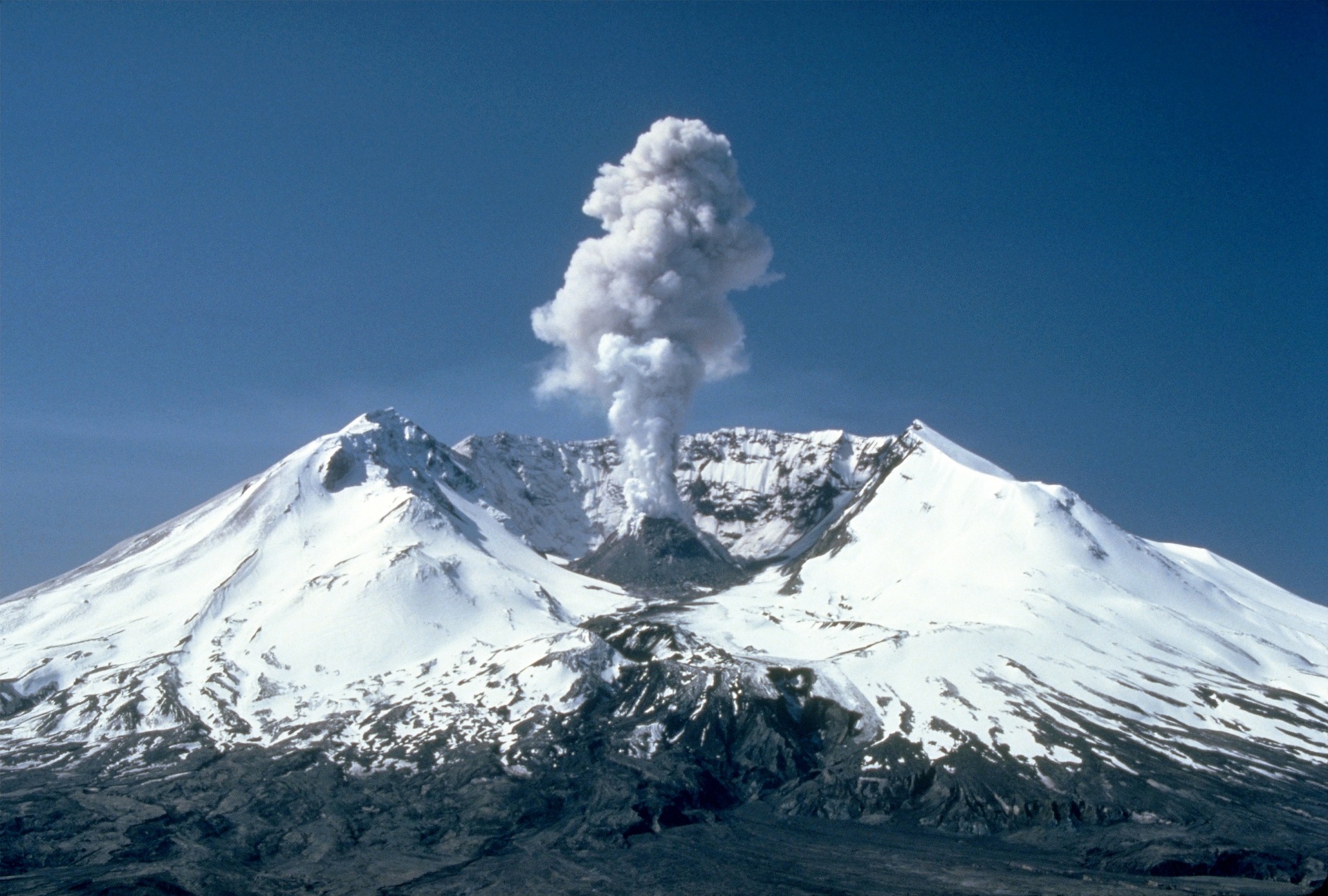 Mount St Helens - image by WikiImages @ pixabay.com